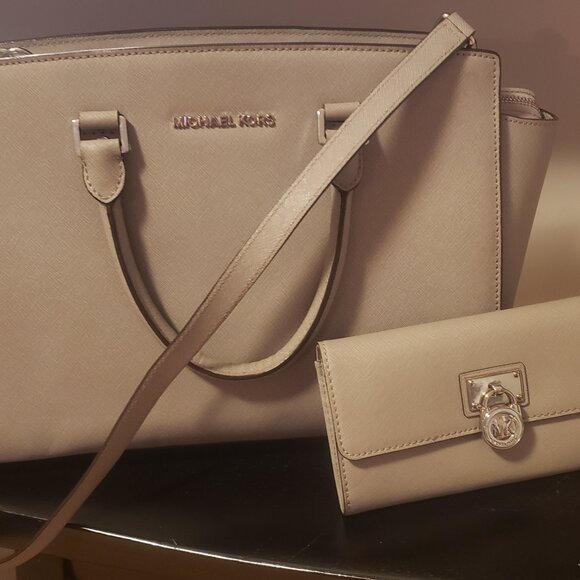 Michael Kors - Picture 1 of 3